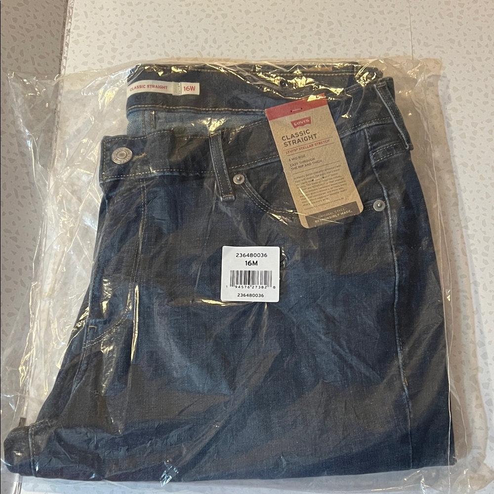 Levi's Classic Straight Jeans - Dark Blue. Womens. 16w.  NWT